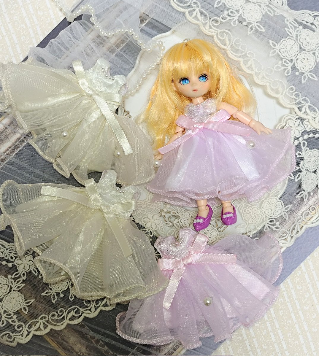 Afuko4's tweet photo. ぷちサイズワンピース完成👗
お揃いベレー帽も作ります🌼

オビツ11サイズのドレスのリクエストいただいたので✨️
ボリュームのあるレースが可愛いパールのついたドレスです
オフホワイトとピンクの２色🤍🩷 https://t.co/93YLqWAShQ