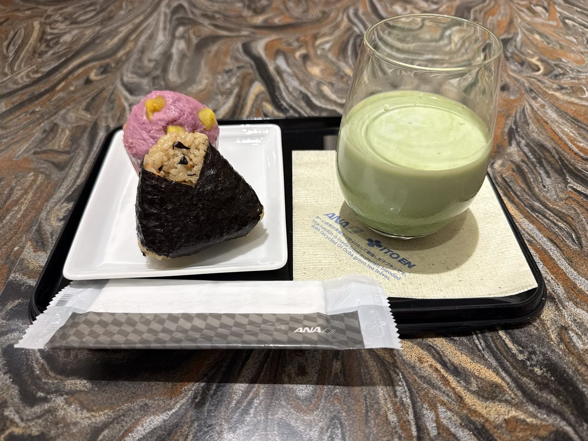 Chocopapa64's tweet photo. ジューシーおにぎりと紅芋蒸しパン😋 https://t.co/MIs7h2gtLO