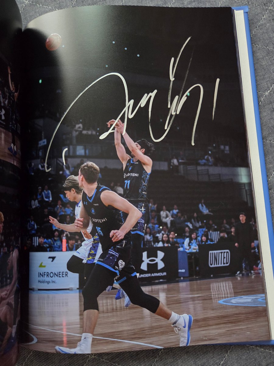 tnd123451's tweet photo. 4冊目も無事に完成📸🤴✨
ベストショット選んでサイン書いてもらいました🙌 https://t.co/LtPCZuGBi4
