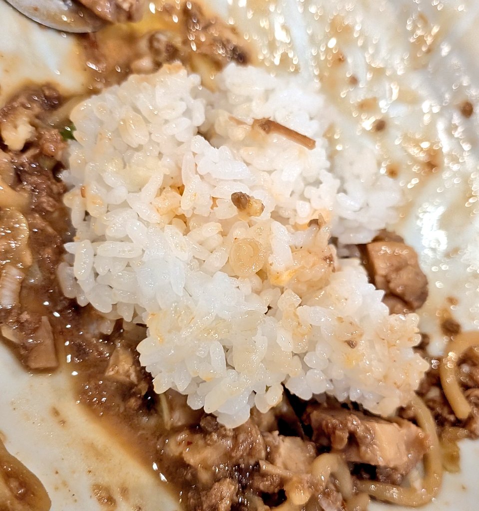 yubself's tweet photo. 油そば 油虎

◯油そば　大
　ひとくちご飯

初訪問🔰
汁無しの日なので、油そばをいただきました
これは！と思う美味さ✨️
麺は思ったより柔めでモチっとしてます
タレは優しめ😀
なので、味変を楽しめます
無料の刻みニンニク、マヨ、ラー油でカスタマイズ✨️
卓上にはお酢もあるし
かなり楽しみました
ちなみにラー油は限定の生姜ラー油👍
香りが良い感じ🤣

ラストはご飯ドボンでシメ
これはリピりたくなりますね👍
腹パンで満足度MAX✨️
ごちそうさまでした！