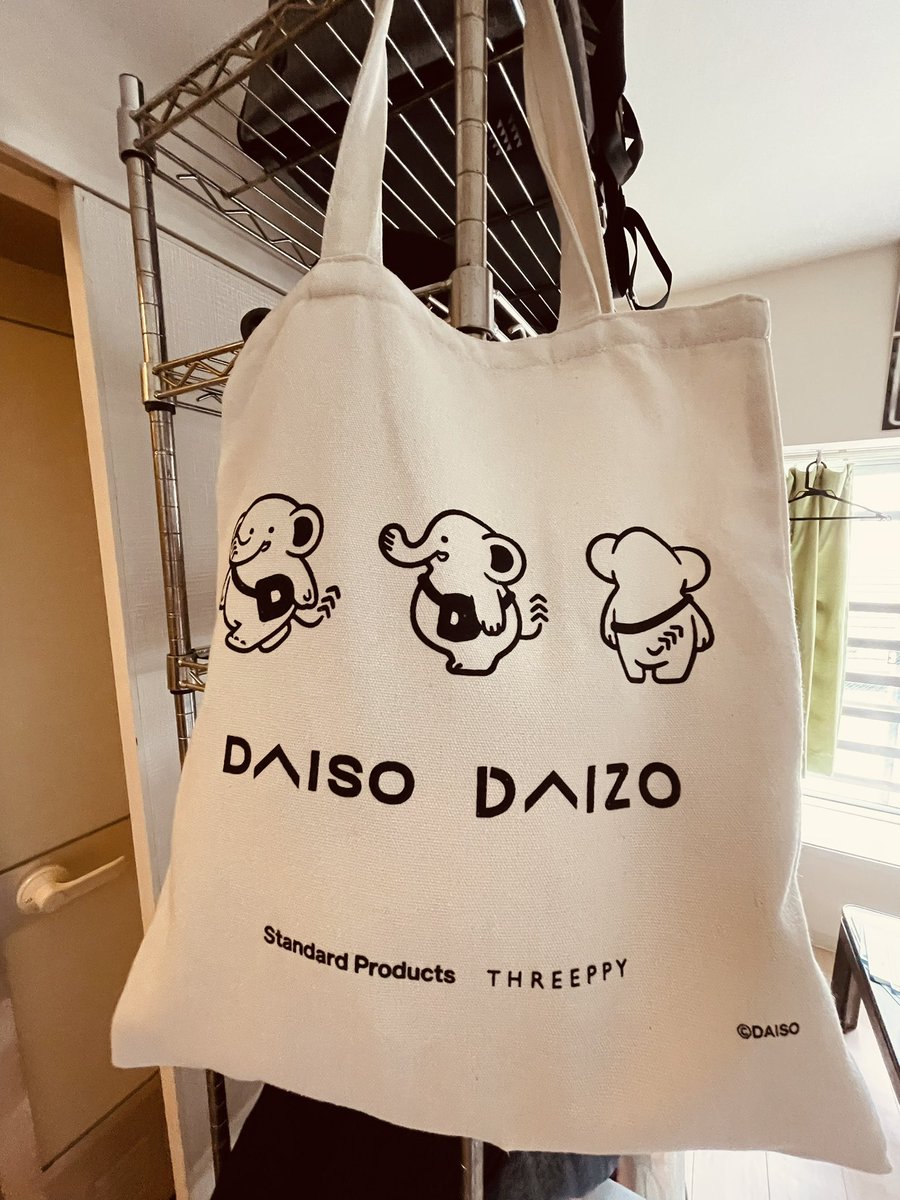 gingatoushi's tweet photo. 金額を正確には覚えてないが、近所ダイソーでいくらか以上の買い物でエコバックもらえた。おじさんにはちょうどいいダジャレ加減だ。ありがたい！！ https://t.co/429JDuxOtm