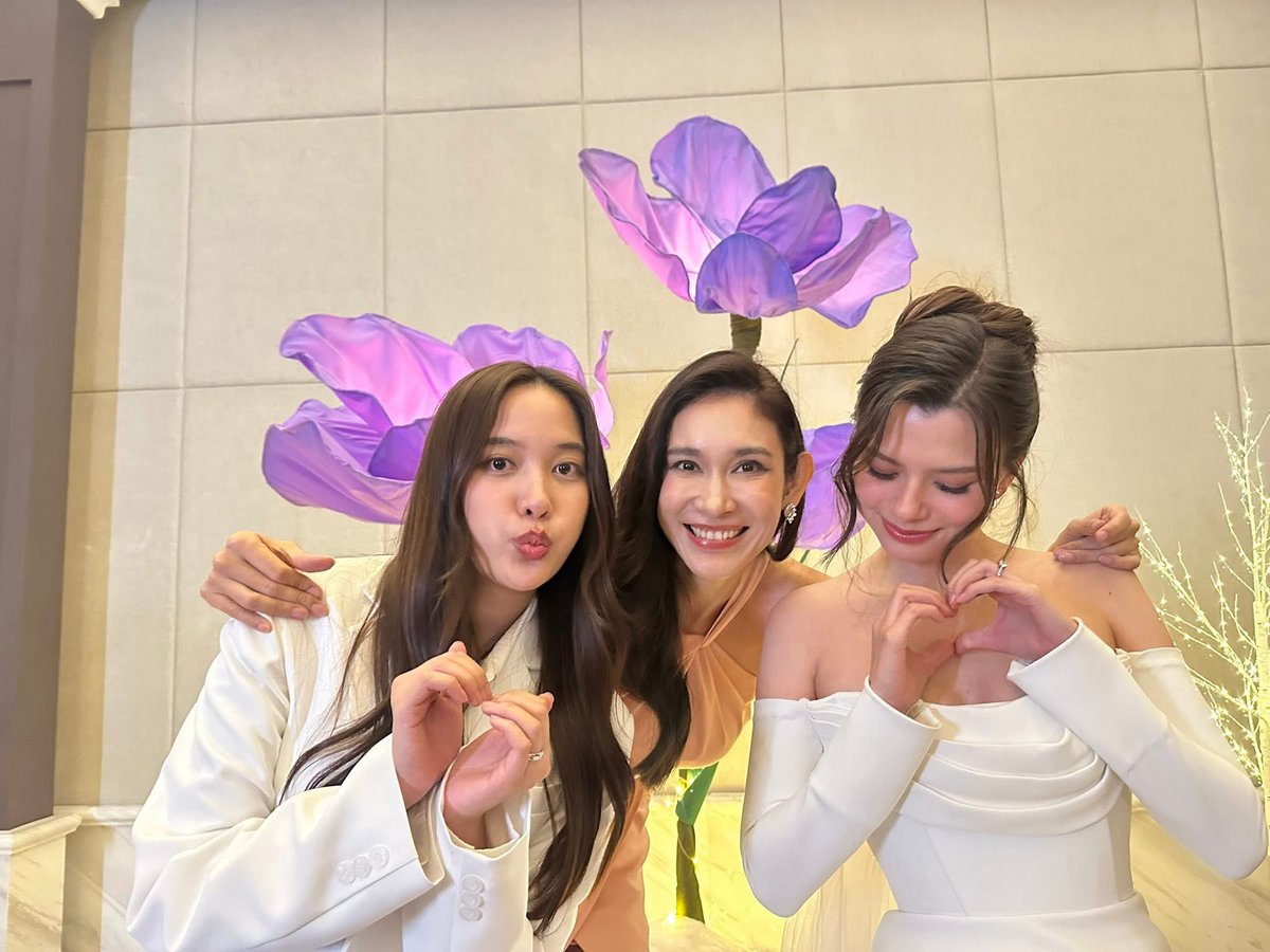 BornastaurusV3's tweet photo. my parents and my grandma ���‍↔️😂😂

THE AIR FINAL EPISODE
#เสน่หาวาโยตอนจบ https://t.co/NwZQZvTdxj