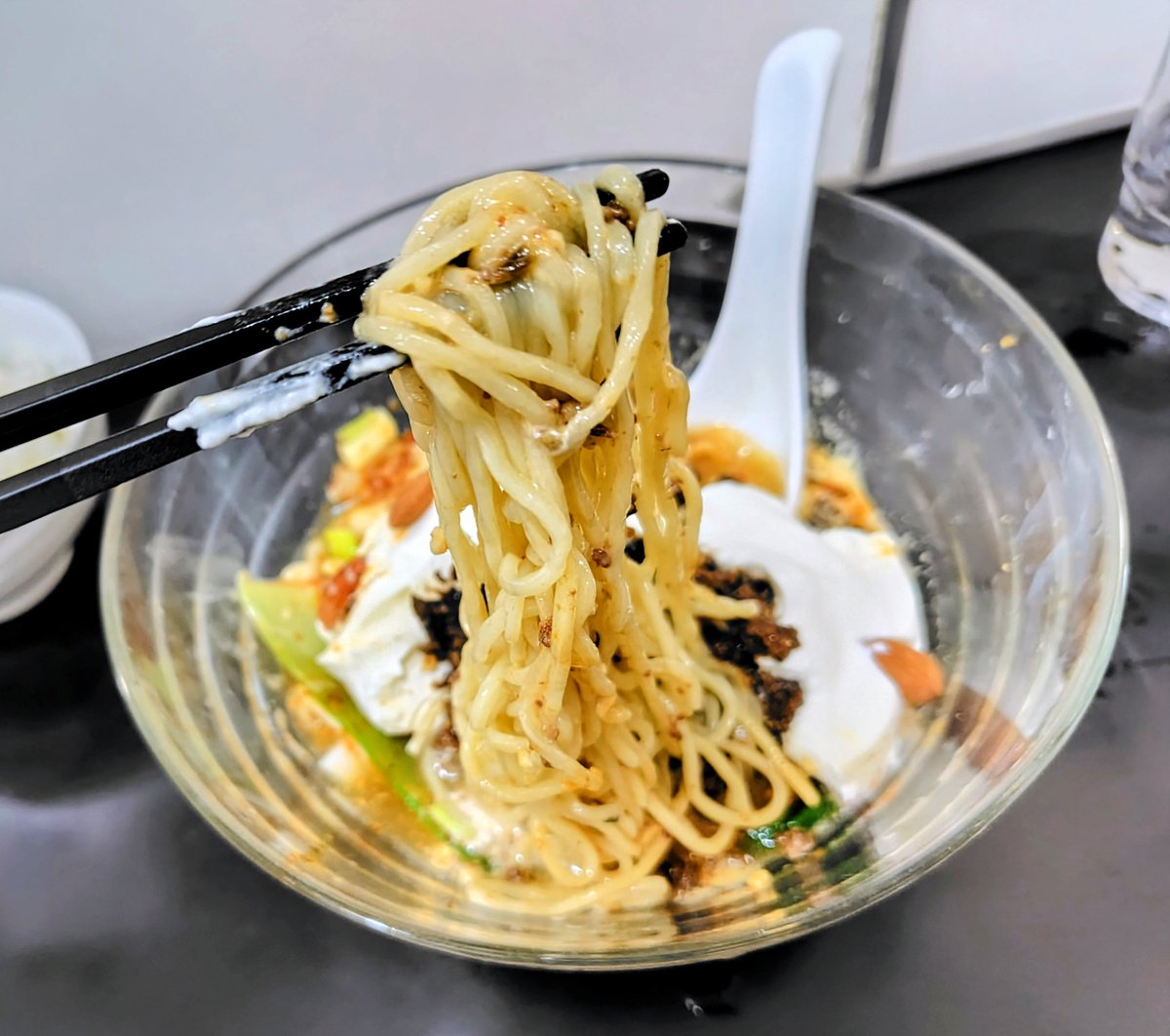 negibo4's tweet photo. 生クリーム担担麺いただきましたm(_ _)mよく混ぜて辛みと円みを楽しみ、しっかり細麺ゾロゾロ啜った後は、〆ご飯をドボン！最後まで美味しくごちそうサマンサ＼(^o^)／横浜反町・自家製麺Shin https://t.co/IsE4jetDm7