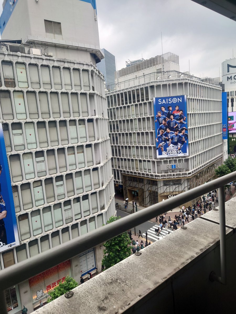 iot1231's tweet photo. 9時半に到着。ほぼ最後尾。
列が少ないと思っていたらビルの6階までびっちり。
店員さんが少し後に来た人にここまでと言っていたのと、待機中に並んでいる人は買えると言っていたけど、12時半頃に在庫数を間違っていたので完売とアナウンス😥

整理券とかアプリで管理するとか出来ないものか🤔 https://t.co/YVES85roZm