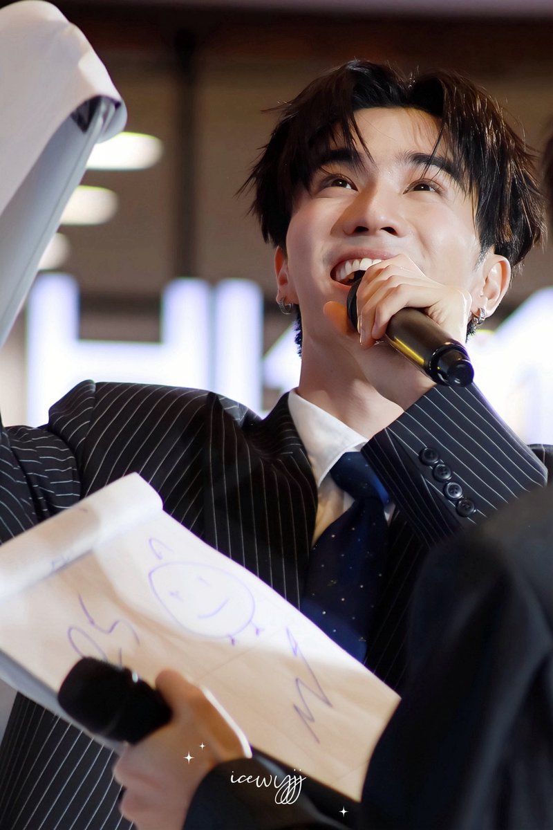 icewyjj's tweet photo. แวะมาส่งกำลังใจให้คนซ้อมคอนเสิร์ตค้าบบบ 🫶🏻

#PerthSanta #เพิร์ธแซนต้า https://t.co/f15rM7su36