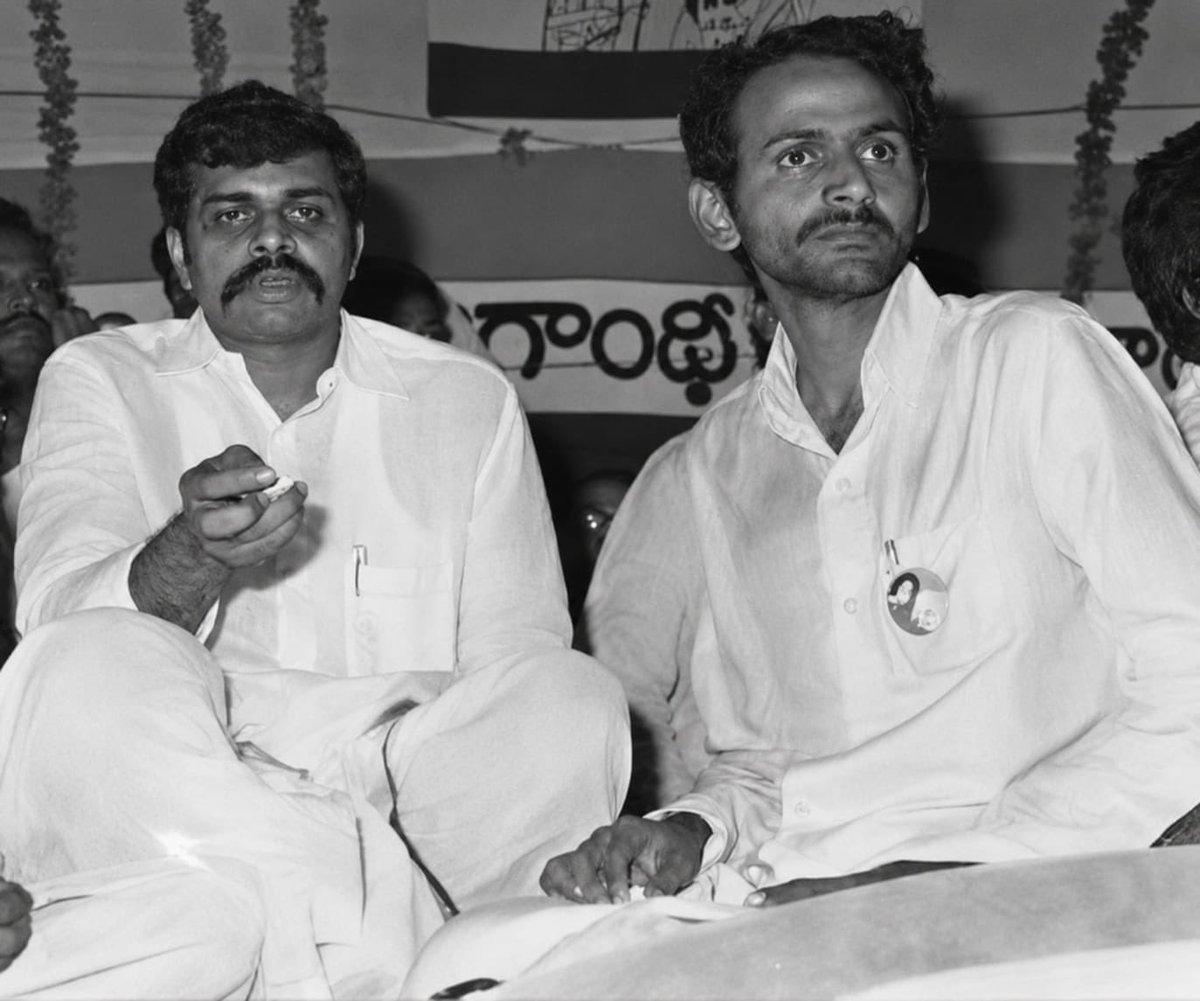 UttarandhraNow's tweet photo. దివంగత నేత, వంగవీటి మోహన రంగా గారి జయంతి సందర్భంగా..

స్వర్గీయ రాజశేఖర రెడ్డి గారితో రంగా గారి ఫోటో షేర్ చేసి నివాళులు అర్పించిన మాజీ ముఖ్యమంత్రి జగన్

#VangaveetiMohanaRanga https://t.co/vsBCGgmUxf
