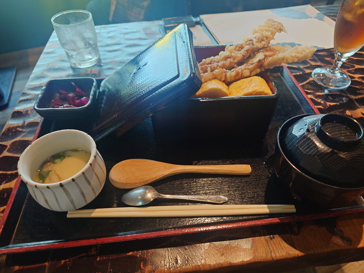 SopuruChan's tweet photo. 近くでやっているとの事でアンテナショップに行って来ました(^-^)
パネル写真撮っていると後ろから「これってユニット順…」早く言ってよ〜(笑) https://t.co/IG29fuoEiy