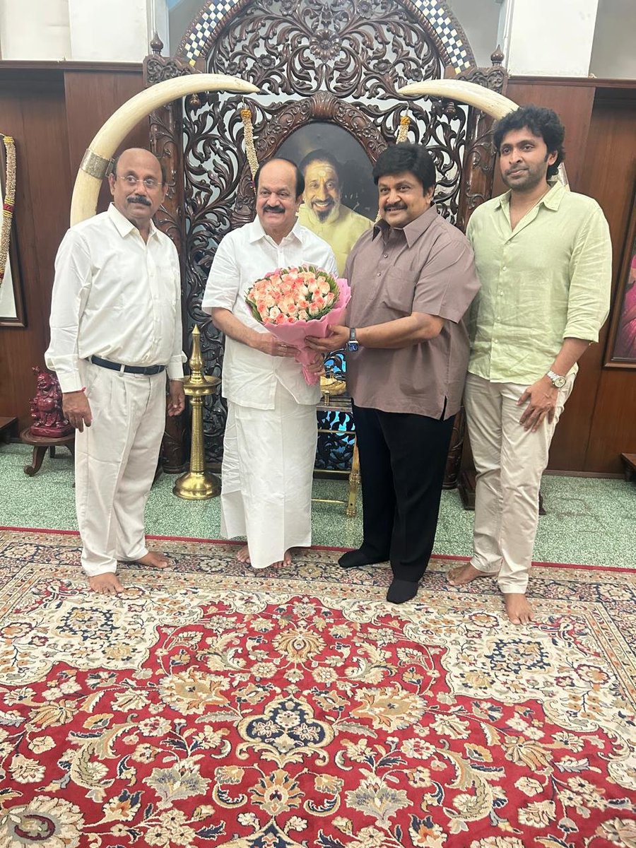JCDPrabhakar's tweet photo. நீண்டகால குடும்ப நண்பரும், ஆயிரம் விளக்கு தொகுதி வாக்காளருமான அன்புச் சகோதரர், நடிகர் திரு. பிரபு அவர்களையும் அவரது குடும்பத்தினரையும் சந்தித்து, மனம் திறந்து கலந்துரையாடி, மகிழ்ச்சியுடன் புகைப்படங்கள் எடுத்துக்கொண்ட இனிய தருணம். #actorprabhu #vikramprabhu #jcd #jcdprabhakar #sivajiganesan #thousandlights