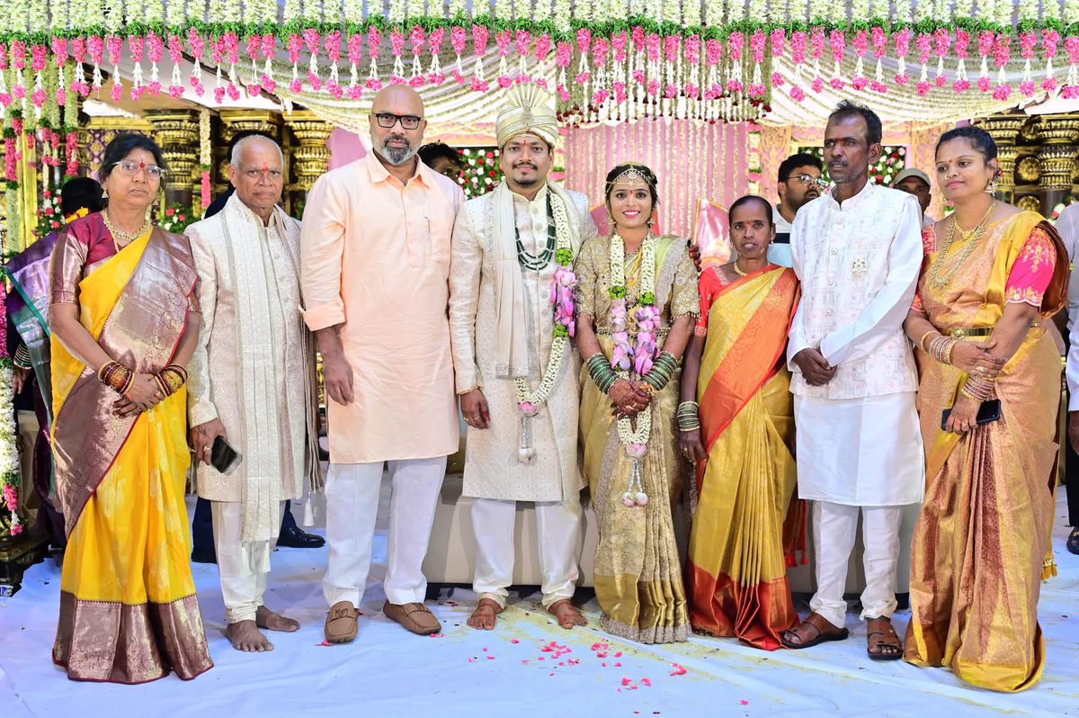 Arvindharmapuri's tweet photo. Attended the wedding of my friend Bomma Sharath and Ravali in Karimnagar yesterday and extended my heartfelt blessings. 

కరీంనగర్ లో నిన్న జరిగిన మిత్రుడు బొమ్మ శరత్, రవళి గార్ల వివాహ వేడుకకు హాజరై నూతన వధూవరులను ఆశీర్వదించాను. https://t.co/qXb8MQKIkR