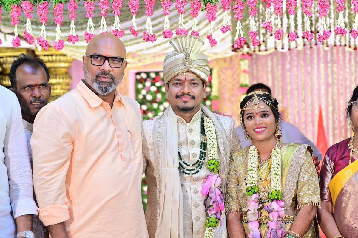 Arvindharmapuri's tweet photo. Attended the wedding of my friend Bomma Sharath and Ravali in Karimnagar yesterday and extended my heartfelt blessings. 

కరీంనగర్ లో నిన్న జరిగిన మిత్రుడు బొమ్మ శరత్, రవళి గార్ల వివాహ వేడుకకు హాజరై నూతన వధూవరులను ఆశీర్వదించాను. https://t.co/qXb8MQKIkR