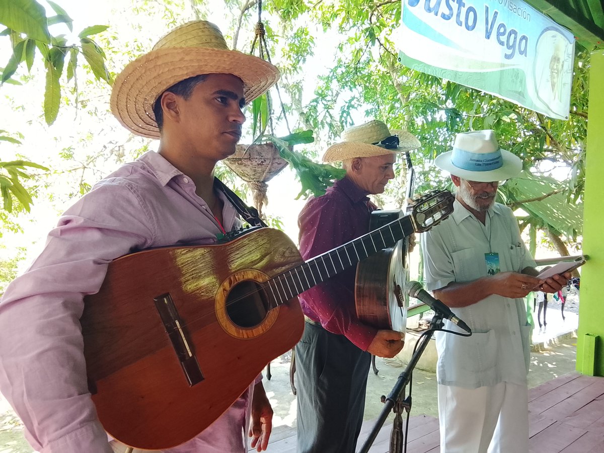 editorial70182's tweet photo. Ecos del Catauro de la Décima. 
Estamos de aniversario 35 
#LasTunas
#LeerEsCrecer
#SomosSanlope#Aniversario35 https://t.co/5M1l9v7aJ4