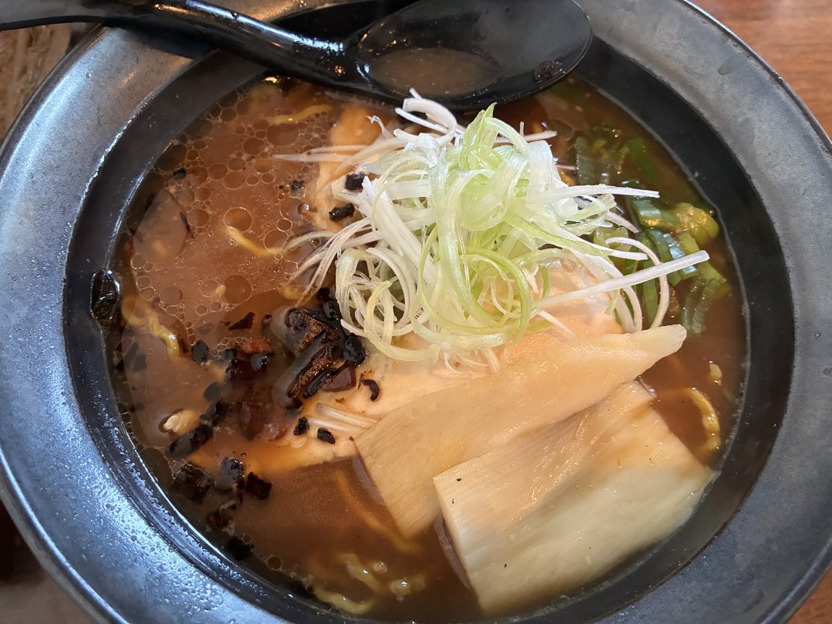 midoringo0630's tweet photo. うおおお昼は醤油ラーメン！！！
鳥チャーシューと豚チャーシューが入ってる珍しい醤油ラーメン！！！
チャーシューと麺がありえんくらい美味くて絶品だった！！！神！🍏🍜 https://t.co/PgE4zJyD5B