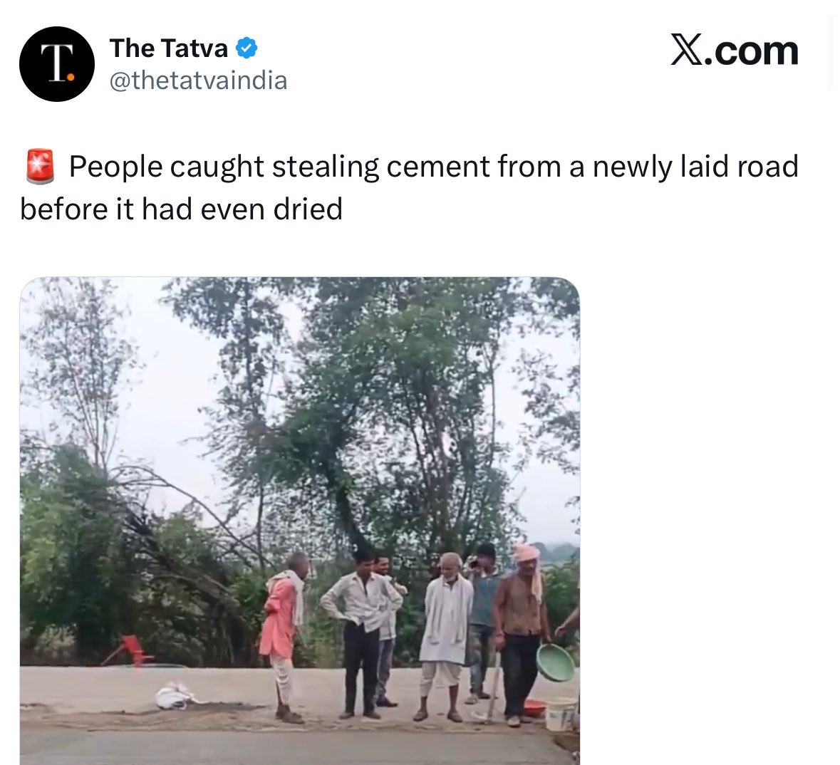 Bihar_se_hai's tweet photo. When it is caught stealing from other states : it is People 

When these incidents come from Bihar , use that song aaiye na humare bihar me and clear mention of Bihar.

Why this hypocrisy 🤡 https://t.co/ZgGg8nNyR3