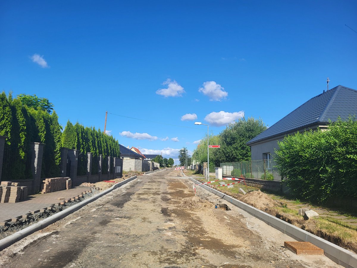 P_Studnicka's tweet photo. #Investice 🏗| Letní období je každoročně spjato v #Čelákovice s dopravními omezeními🚧. Pracuje se na řadě míst ve městě, například v Záluží, v ulici Prokopa Holého, v Jiřině či v historickém centru.

Děkujeme všem, kdo přispívá ke zlepšování veřejné infrastruktury💯👍🏻. https://t.co/O2HTl0thzM