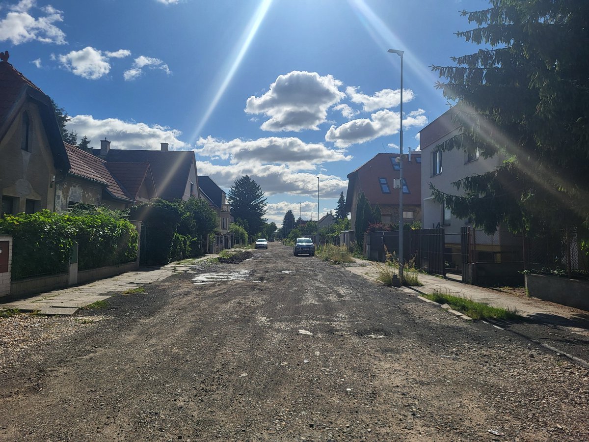 P_Studnicka's tweet photo. #Investice 🏗| Letní období je každoročně spjato v #Čelákovice s dopravními omezeními🚧. Pracuje se na řadě míst ve městě, například v Záluží, v ulici Prokopa Holého, v Jiřině či v historickém centru.

Děkujeme všem, kdo přispívá ke zlepšování veřejné infrastruktury💯👍🏻. https://t.co/O2HTl0thzM