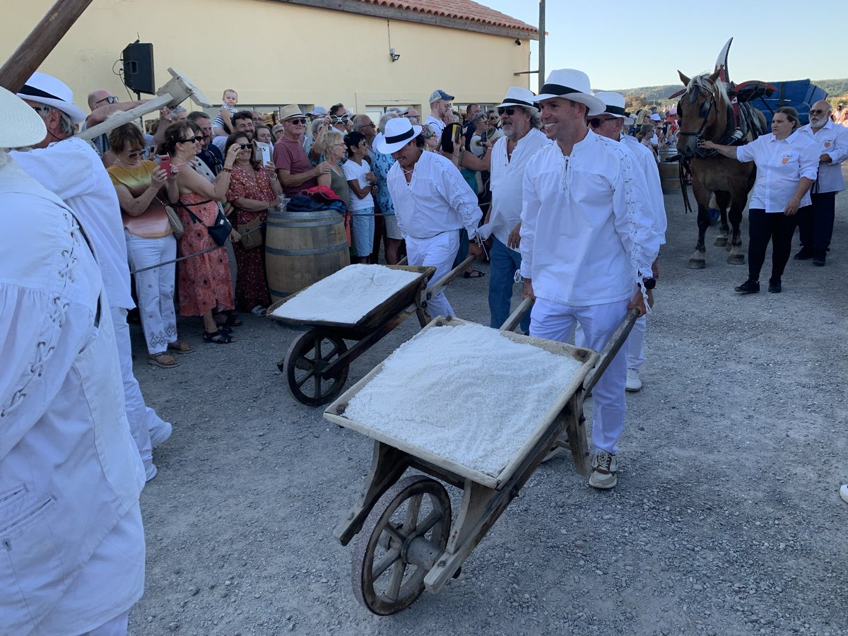JMCambaceres's tweet photo. Fête du sel avec @PatriceGabanou PDG des #SalinsdeGruissan et @GillesTeisseyre ancien PDG d’Arcturius. Associé du GFA. Rencontre avec @DidierCodorniou maire et VPdt @Occitanie. Défilé des binious languedociens, présentation du sel, orchestre au bord des étangs. Nuit courte. https://t.co/03TvUqNoc5