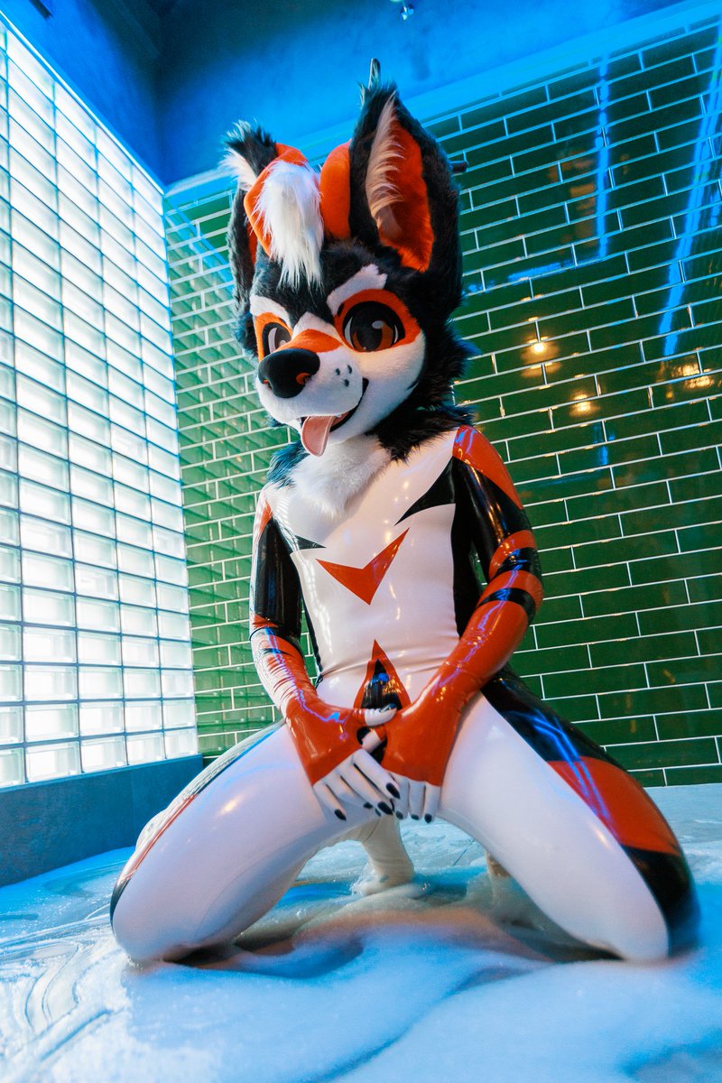 Eskyforfun's tweet photo. Slime on me 💦

💧 @StickySlimeTW
📌 Green Room at @redstudiobkk
👔 Latex PETSUIT by @PETSUITFORFUN https://t.co/7qCus7HMLA