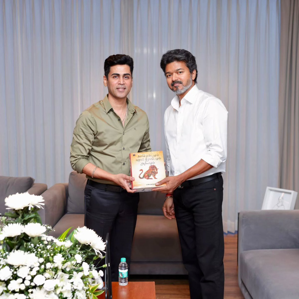 AVinthehousee's tweet photo. Singer @krishoffl Met CM at his residence 📸 https://t.co/Sid58OGR01
