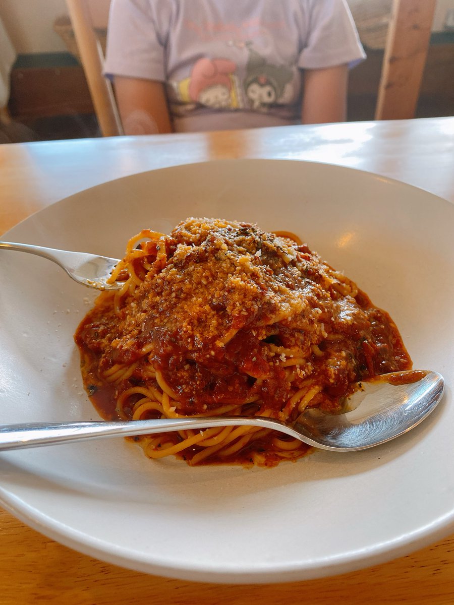 dami_candy27's tweet photo. これは席に届いてすぐ娘にカトラリーを置かれたパスタさんと、美味しいプリンです🍮 https://t.co/iHcLEtZ5Ff