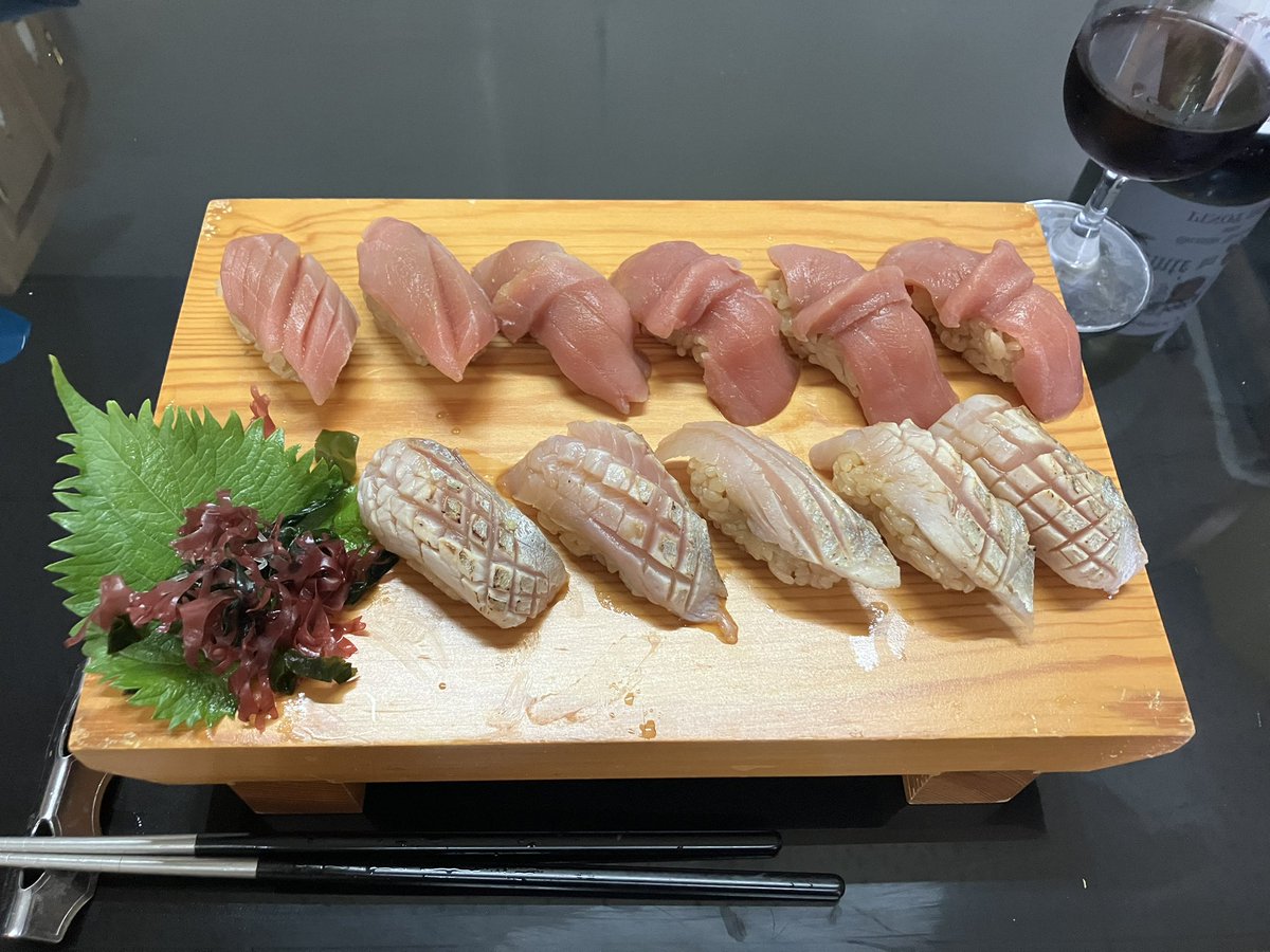 VESPER_0001's tweet photo. 半額刺身と冷凍しておいたシャリでパパッと握って昼飲み開始www https://t.co/yOkYlFLJKt