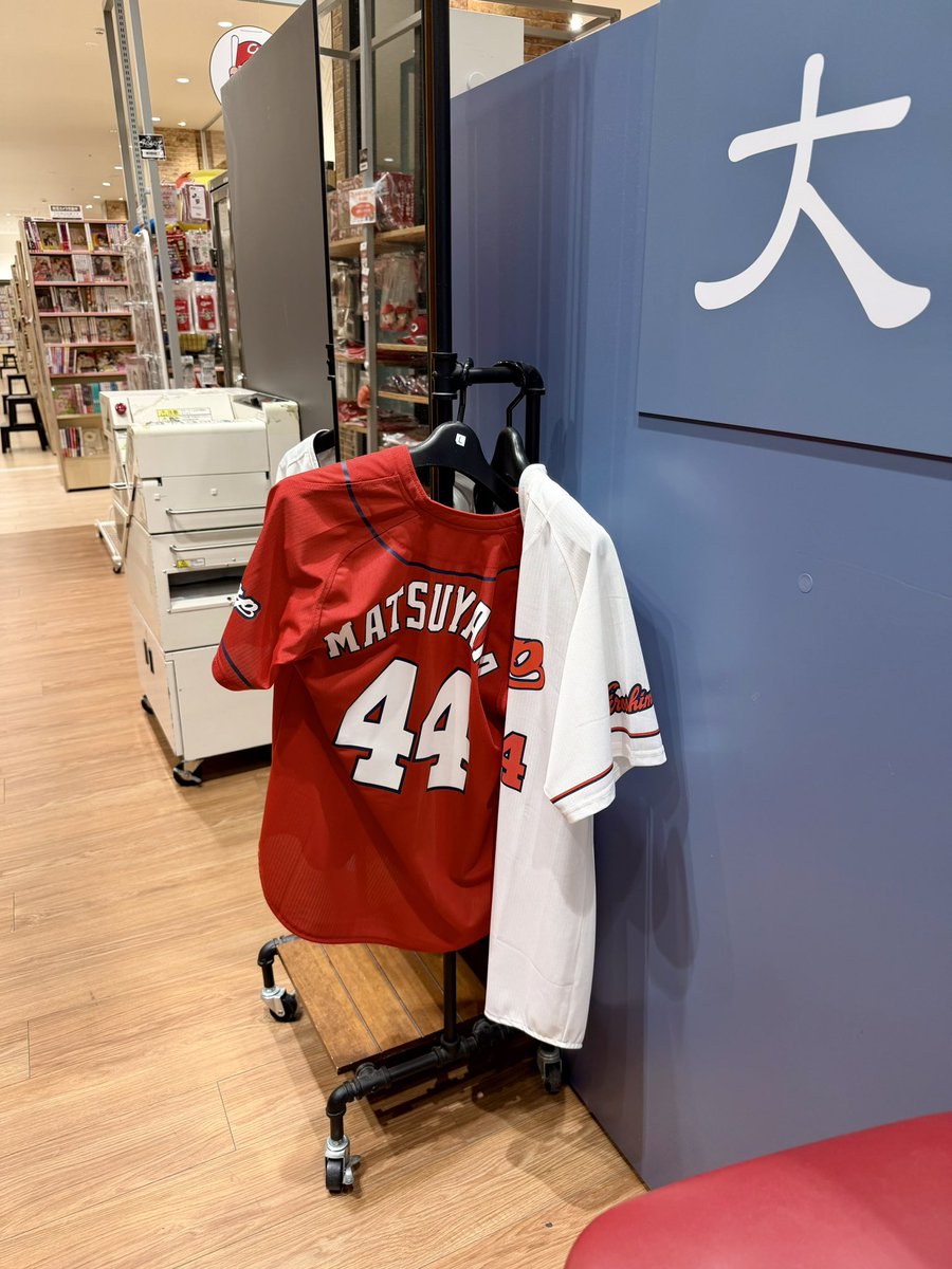 ジ・アウトレット広島さんぽ カープグッズ売り場で松山竜平の