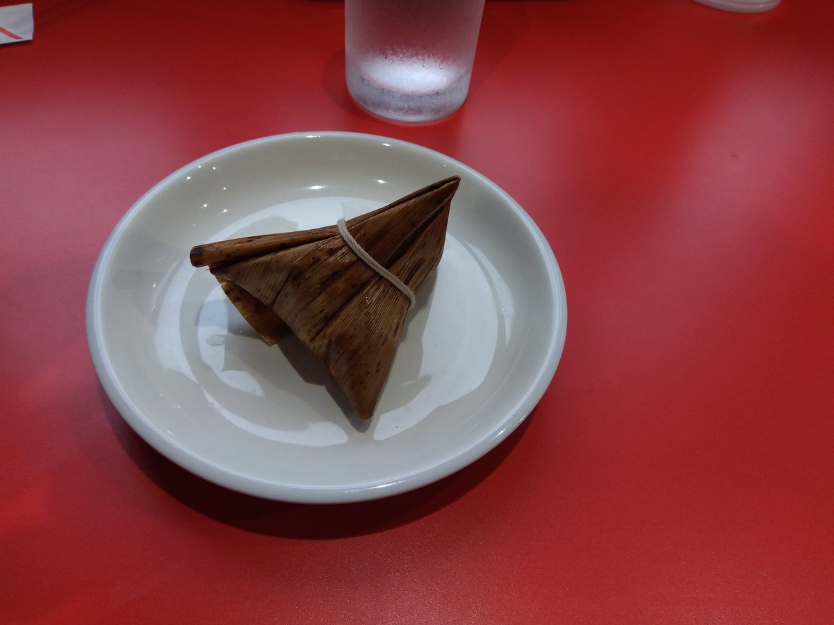 hetareyuji's tweet photo. 雨ジャジャぶりの中昼飯は立町の珍来軒にてスタミナ中華麺＆中華ちまきを。
スタミナ言う割にはあっさり揚子江的な中華風ラーメンで思ってたんとちゃうかったがうまし。
ちまきももっちりで良き。 https://t.co/Y2M3JIoBet