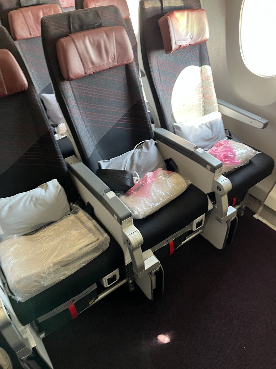 traveorg's tweet photo. 久しぶりに欧米出張でANA平エコ利用を検討していたのだが、今ってトリプル横10席なのね、、、

先日のJFK発おJALの45列目14時間コースなら最終的に隣「来やがったw」ものの比較的何とかなった

サファイア向けラウンジにもこれでもか！ってくらい気前よくシャンパンも並んでるし https://t.co/B0pgaQX0dg