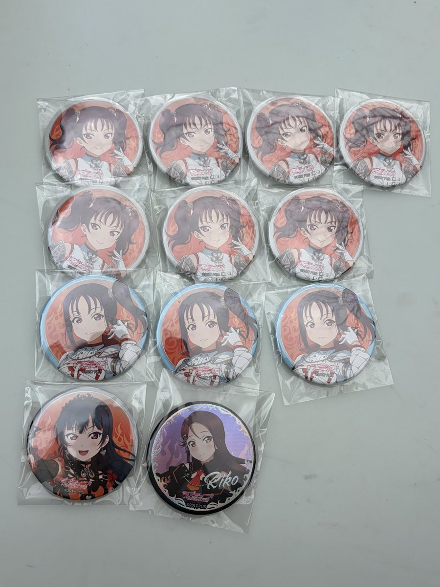 LittledemonRyu's tweet photo. 現地物販15個買って、シール3と缶バッジ12…
偏りすぎじゃない…？😭 https://t.co/tTCBrXlsoy