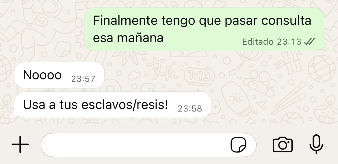 traumatogeek's tweet photo. Chica conoce chico.
Interesante, con una profesión interesante, en un rango de edad más que aceptable. Y yo, abierta. Todo lo abierta que sé ser, al menos.

Entonces propone plan. Por la mañana, un lunes laborable.
Le digo que trabajo. Y ahí lo suelta: que se encarguen mis residentes. A él le hace gracia, a mí ni un poco.

Pero entonces recuerdo an mis amigas, que me dicen que soy demasiado exigente. Que me paso. Que no puede haber nadie en el mundo a la altura de mis espectativas… Así que respiro hondo y lo dejo estar.
Tres frases después, lo repite.

Y ahí ya no.
Porque ese comentario traduce muchísimas cosas, y ni una sóla buena.

Piensa que mis pacientes me importan lo bastante poco como para dejar que cualquiera pase MI consulta. Que piensa que soy de las que faltan al trabajo porque les apetece irse de picos pardos con un tío al que está conociendo. Que piensa que veo en mis residentes mano de obra barata.

Eso traduce lo que piensa de mi profesión y lo que piensa de mi, por extensión. Como si la medicina fuera algo que uno se salta cuando estorba.

A mí los lunes por la mañana me esperan personas que llevan semanas o meses esperando para verme. A mi.

Total, que final de la historia: chica desconoce a chico.

#LaTraumatologaGeek