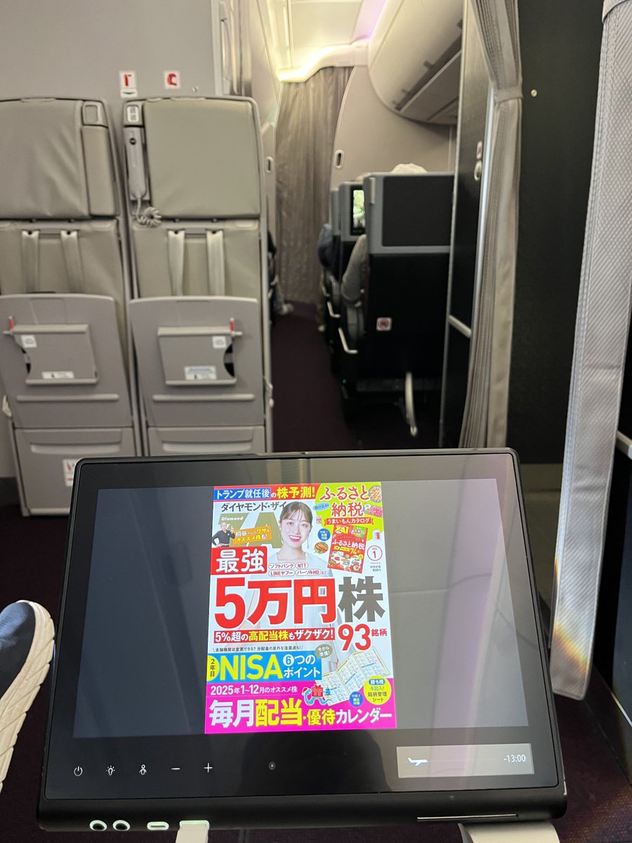 traveorg's tweet photo. 久しぶりに欧米出張でANA平エコ利用を検討していたのだが、今ってトリプル横10席なのね、、、

先日のJFK発おJALの45列目14時間コースなら最終的に隣「来やがったw」ものの比較的何とかなった

サファイア向けラウンジにもこれでもか！ってくらい気前よくシャンパンも並んでるし https://t.co/B0pgaQX0dg