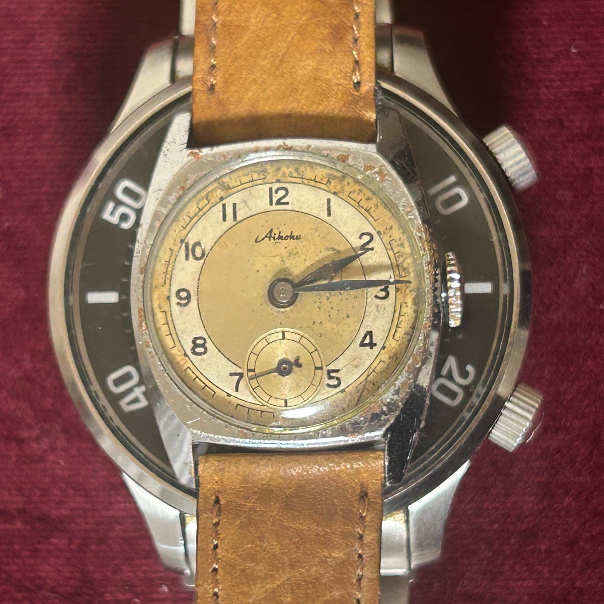 hasmiyar's tweet photo. 幅が35mm、41.3mm、43.8mm(竜頭含まず)の腕時計の上に載せて。

現代じゃあ35mmでもかなり小さいとはいえ、それより小さい。41mmクラスと比較したらもうオモチャみたい。かわいいね https://t.co/pltc0wohyc