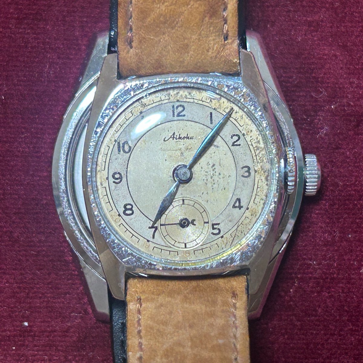 hasmiyar's tweet photo. 幅が35mm、41.3mm、43.8mm(竜頭含まず)の腕時計の上に載せて。

現代じゃあ35mmでもかなり小さいとはいえ、それより小さい。41mmクラスと比較したらもうオモチャみたい。かわいいね https://t.co/pltc0wohyc