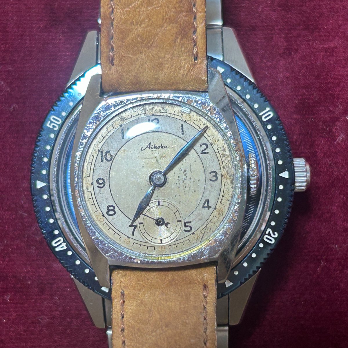 hasmiyar's tweet photo. 幅が35mm、41.3mm、43.8mm(竜頭含まず)の腕時計の上に載せて。

現代じゃあ35mmでもかなり小さいとはいえ、それより小さい。41mmクラスと比較したらもうオモチャみたい。かわいいね https://t.co/pltc0wohyc
