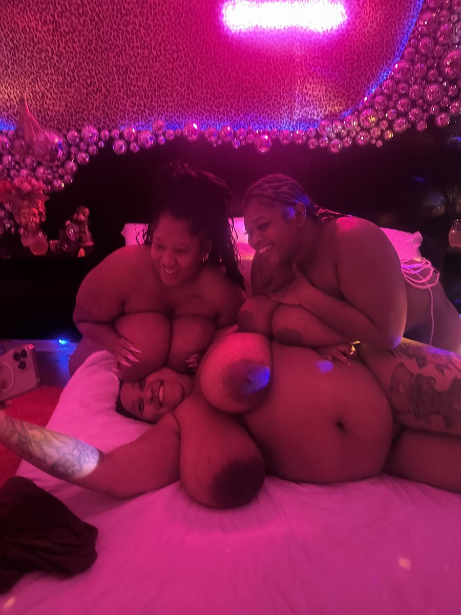 onlineerica's tweet photo. Missing my babiessss @oohhmayagod &amp; @anyaithesaiyan 🥹🥺🩷

📸 @Barrylovesboobs https://t.co/NrYgkExsCA