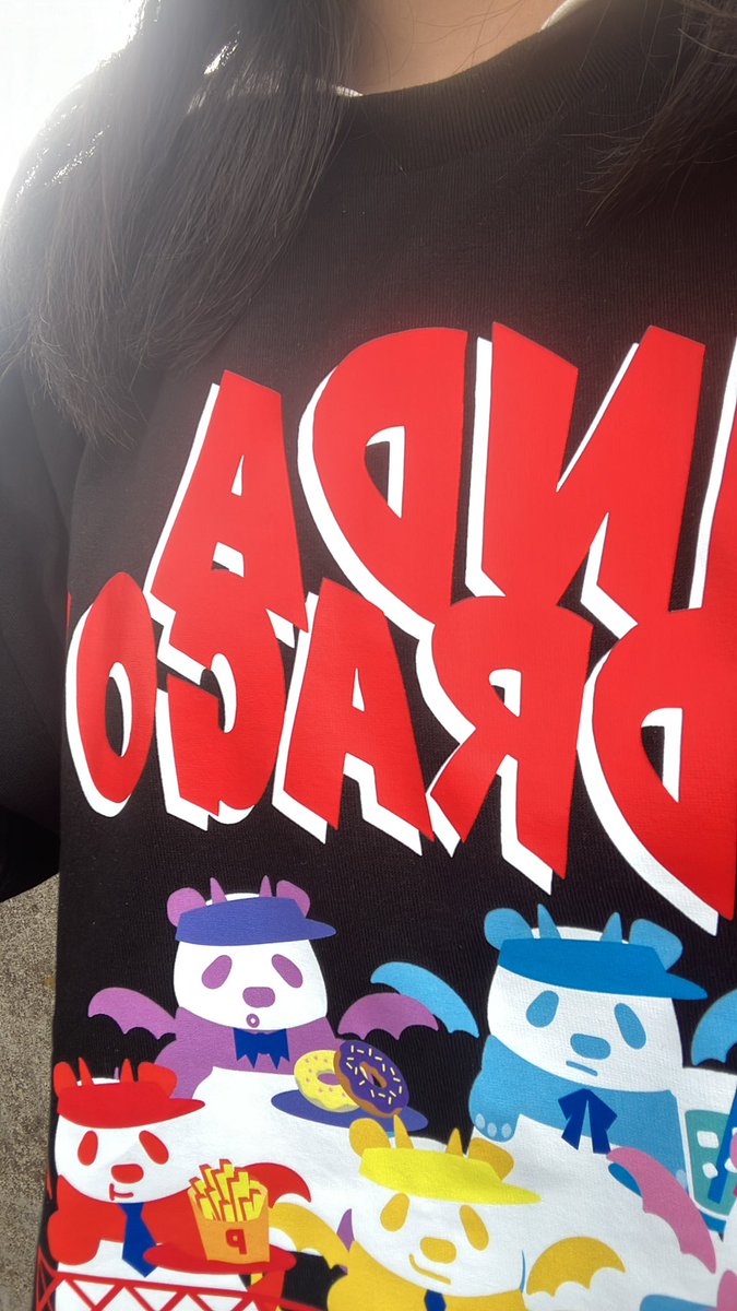pata_000's tweet photo. @antpny0422 整番なし抜けたため会場近くの石のところにいます。ツアーのTシャツきています。 https://t.co/qP13VFx3fA