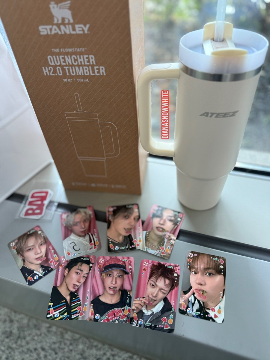 sanchangki's tweet photo. mis kingteez les dieron stickers, pcs y un stanley a las atinys que fueron a la pregrabación de music core, llorando por vivir de este lado del charco 😭 https://t.co/2R2cfb4qi7
