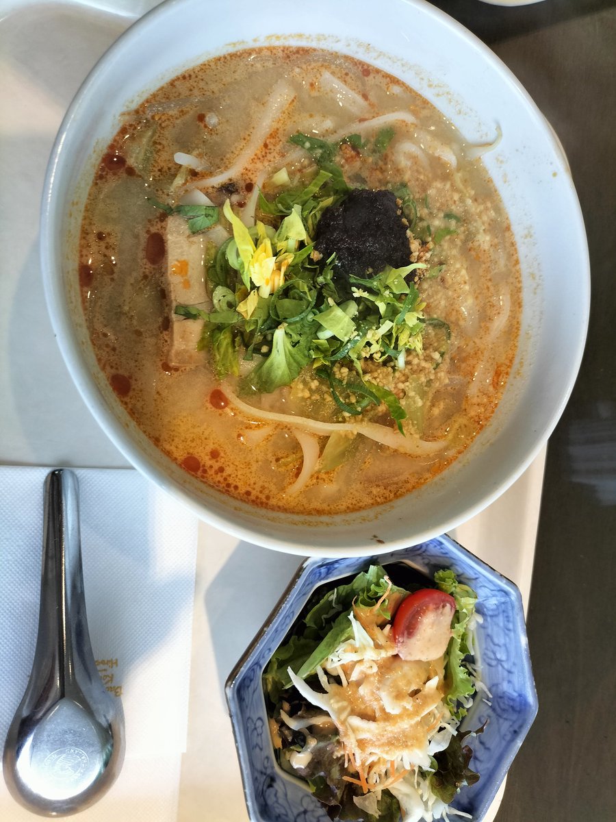buri91's tweet photo. トムヤムメン
トムヤムクンの麺入りか
トムヤムクンのランチもある
中華の辛さとは違いスパイシーな辛さだ
辛さはあるがとても美味しい

タイ料理だがバッケンモーツアルトの食堂で食べた
廿日市工場直売店で食べられる
散歩コースで横を通るがケーキ屋さんでトムヤムクンが食べられるとはおもしろい https://t.co/PO2uN3aokz