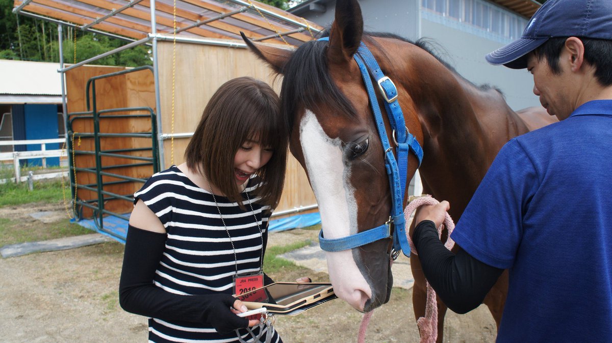 Yuuko_1020's tweet photo. スーパーアイドルは撮った写真のチェックも欠かさない。 https://t.co/0B3hpLh7Ge