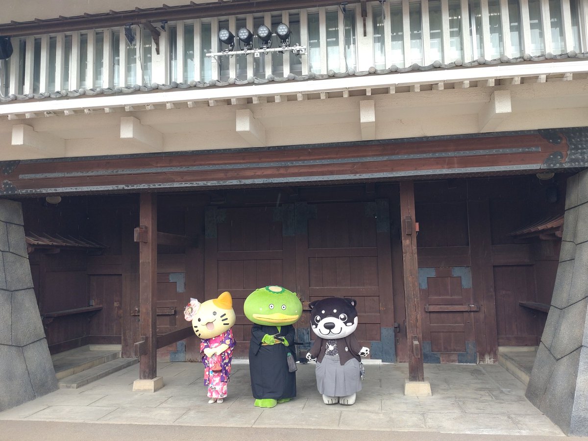 yuko_kapal's tweet photo. 楽しすぎる〜♥
雨だけどまあなんとかなってる
傘のおかげで妖怪味溢れるカパルさん

ほんと、どこ見ても街並みがリアルで素敵空間◎
初めて来たけど楽しいね、太秦映画村！
こんな機会なければ来てなかったかもしれないから、来れて嬉しい✨
写真撮りまくった！雨だけど！
#太秦映画村探訪 https://t.co/Z0m0c06kGn