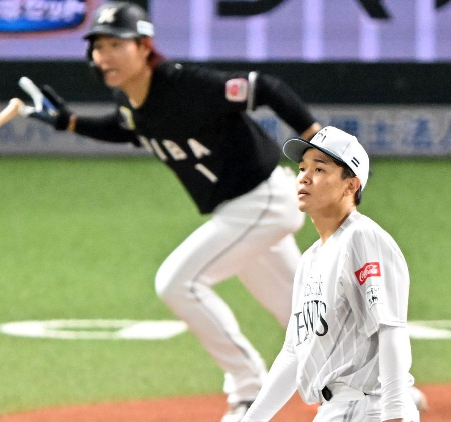 nishispo_hawks's tweet photo. 北斗投手、プロ初登板先頭打者初球アーチ許す　

準硬式出身右腕がほろ苦立ち上がり

▼記事はこちらから▼ #sbhawks
https://t.co/yvgYai4xpz https://t.co/9fq6FQGvFs