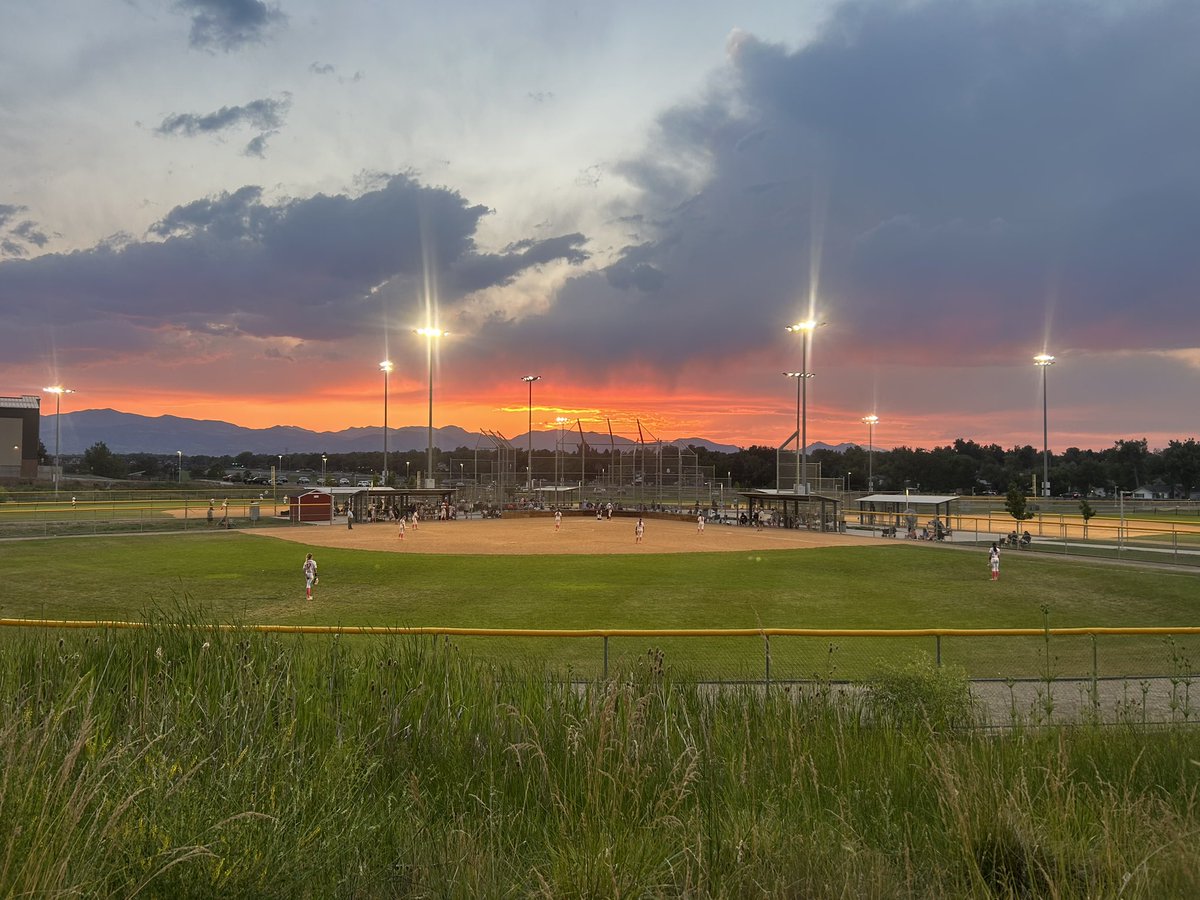 UnityPalmer2728's tweet photo. What a great week of softball! Until next time Colorado! 🌄 #unitysoftball #coloradosparkler https://t.co/ieKHAZQkp0