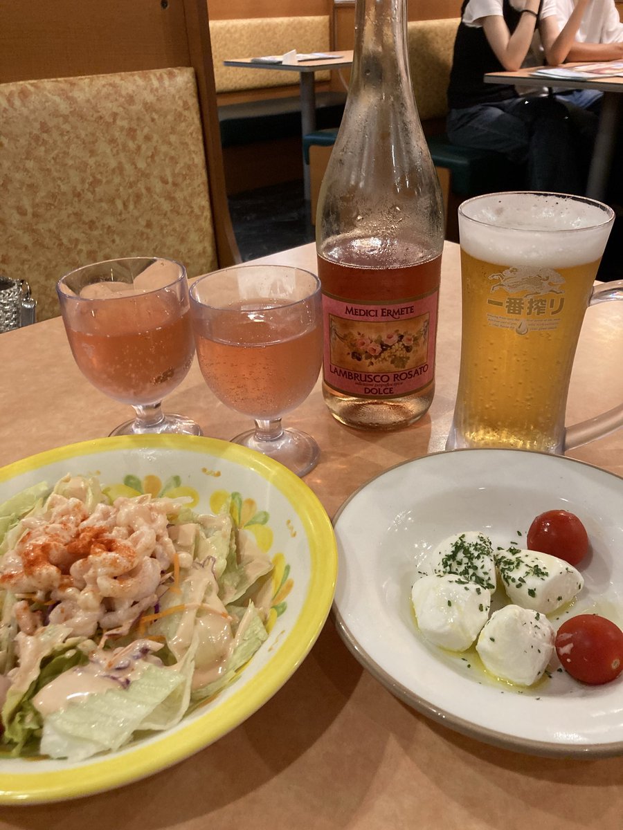 ichimi_coco's tweet photo. サイゼ飲みスタート♡ https://t.co/XFqlBJ4EuO