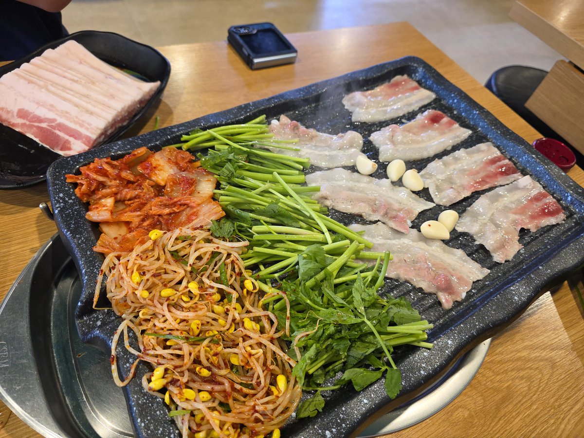 pomarinus_'s tweet photo. 냉삼 5인분먹음 https://t.co/s69POxFaEm