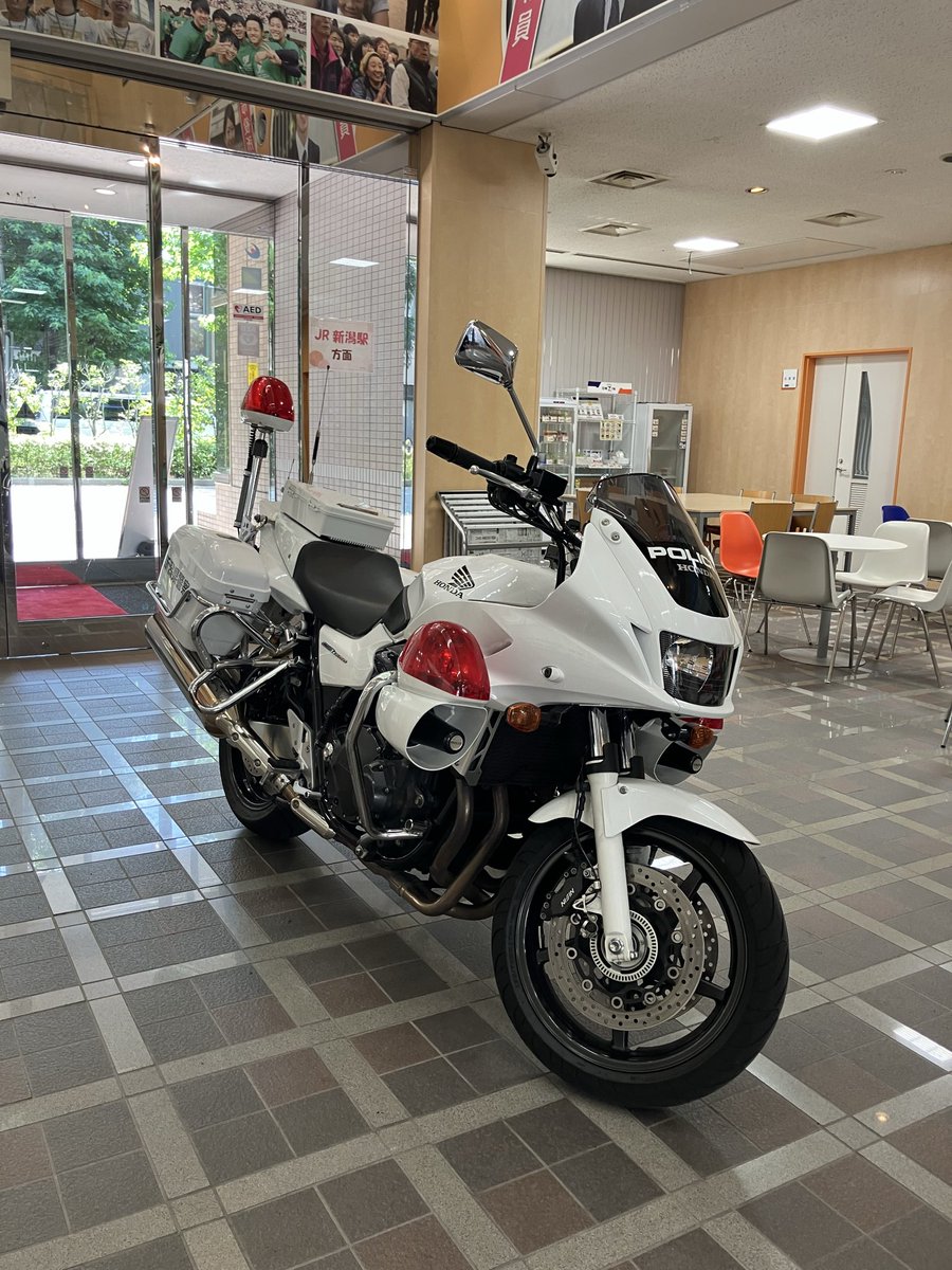 ncool_n's tweet photo. 7/4オープンキャンパス
新潟県警の方に来ていただきました！

警察官の方にお仕事についてお伺いしたり
警棒や警察手帳、手錠など見せていただきました☺️
白バイ隊員の方も来てくれました☺️
白バイに跨がれるなんて貴重な経験✨
スタッフも写真撮らせてもらっちゃいました笑 https://t.co/o4sCVMTRFY