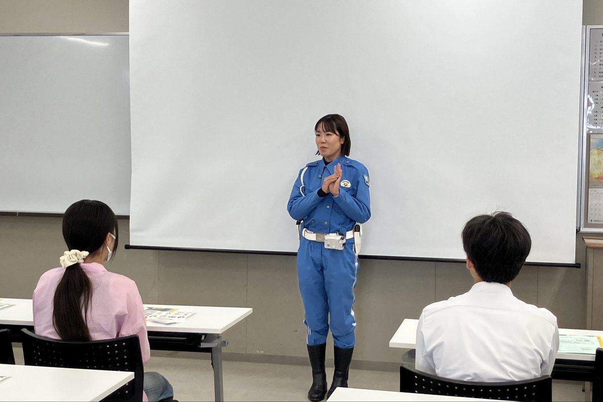 ncool_n's tweet photo. 7/4オープンキャンパス
新潟県警の方に来ていただきました！

警察官の方にお仕事についてお伺いしたり
警棒や警察手帳、手錠など見せていただきました☺️
白バイ隊員の方も来てくれました☺️
白バイに跨がれるなんて貴重な経験✨
スタッフも写真撮らせてもらっちゃいました笑 https://t.co/o4sCVMTRFY