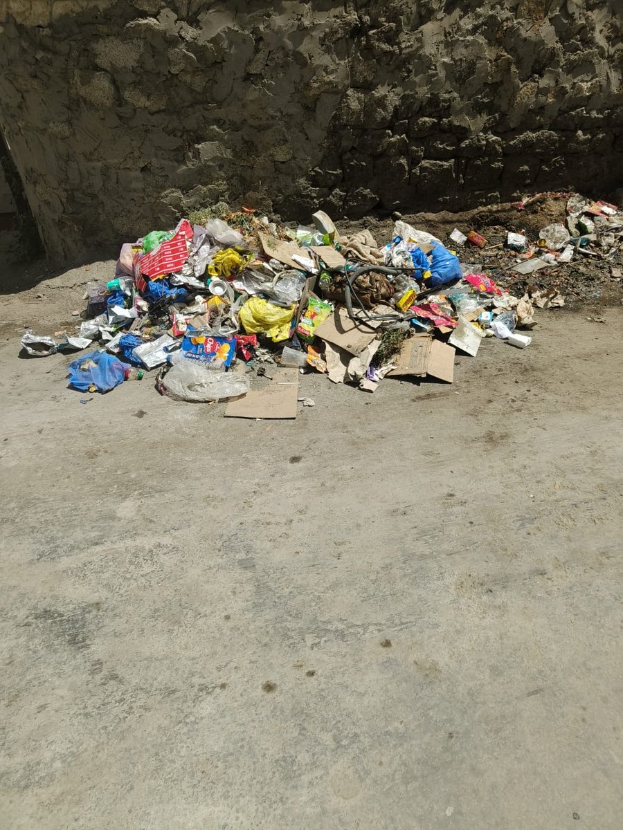 Kargil_Issues's tweet photo. Large quantities of garbage have accumulated near Tourism Office Kargil due to the Municipal Committee Kargil not attending the area on a daily basis. This has resulted in poor sanitation, foul smell, and inconvenience to the public. @lg_ladakh @dc_Kgl https://t.co/kW8dQgST9f