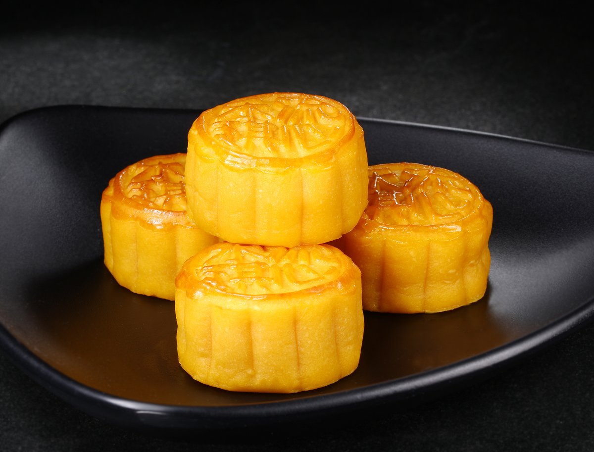 baby33_reddon's tweet photo. Celebrate the Mid-Autumn with our exclusive mooncake set! Creamy custard fillings, artistic designs, and perfect for sharing with family. Order now! https://t.co/yKtlGPiDvn