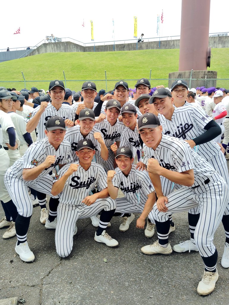 heroheroseven's tweet photo. 全国高校野球選手権
茨城大会
春大会では1番ライトで22打数15安打と打ちまくった2年生の幡耕誠 外野手(神栖二中)中列右端の人
「幡選手、写真お願いします」と言ったら水城のみなさんたくさん集まってくれた
昨夏の大会は4回戦で水戸啓明の中山優人に完全試合をされてしまった。
今年はその雪辱を期す https://t.co/NdzVebCAmi