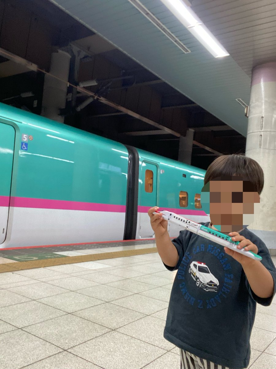 2Mitsu77n1's tweet photo. 今日は上野駅でワンオペ新幹線見学してきた🚄
はやぶさこまちの連結が見られたり、色々な種類が見られて2人とも新幹線に手を振っては忙しそうだった👋
清掃の方からシールも貰い嬉しそうな兄☺️
新幹線を見ながらおにぎりやサンドイッチでお昼も食べて滞在1時間位かな🤔ゆっくり見られて最高でした🚄 https://t.co/fhp13Oo8UL