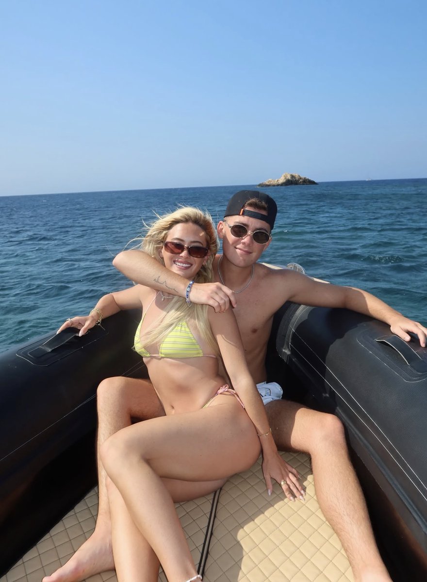 IconAurax's tweet photo. Kaylor Martin just 24 creating unforgettable memories with best friend ❤️ https://t.co/oUkD4PZieX